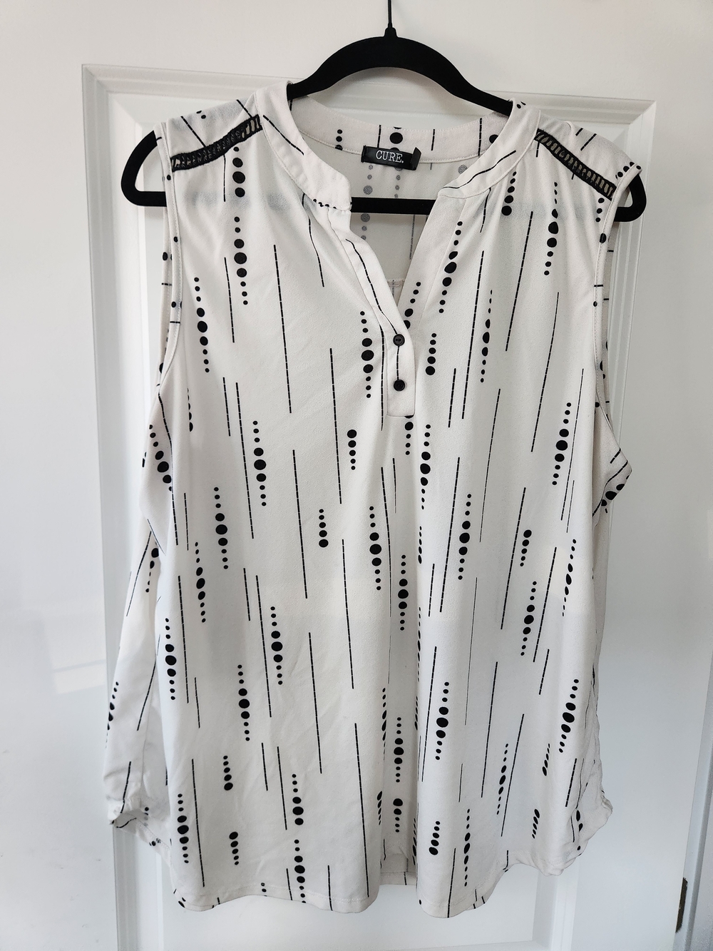 Cure Sleeveless White Blouse with Black Linear Dot Print